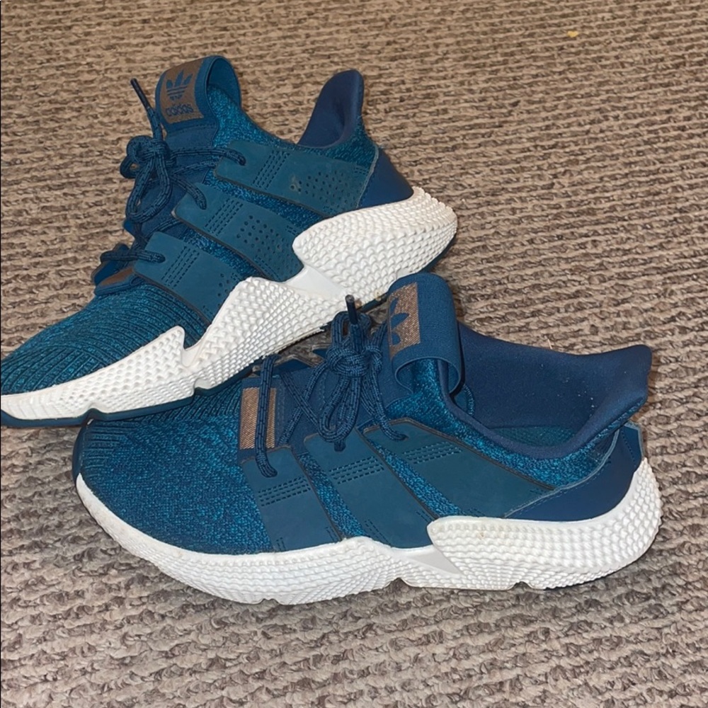 Women’s adidas tennis shoes size 7